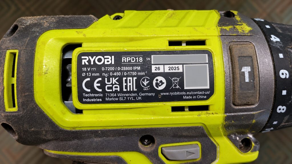 Étiquette de la perceuse Ryobi RPD18 avec numéro de série et QR code masqués